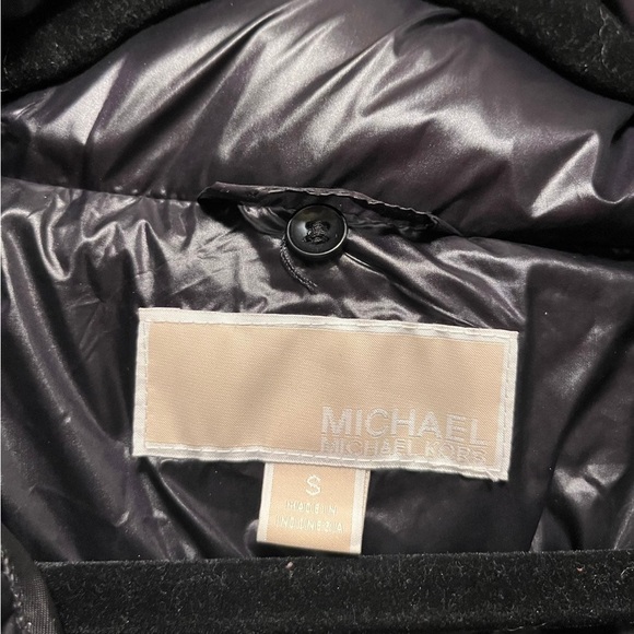 Women’s Michael Kors puffer coat - Picture 3 of 6
